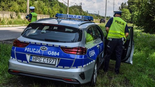 policjanci podczas patrolu na jednej z ulic w Gorlicach