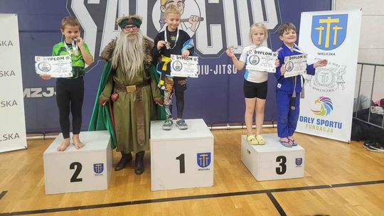 zdjęcie przedstawia zawodników na podium zawodów w Wieliczce