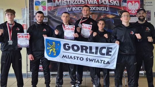 Zdjęcie przedstawia Gorlickie Lwy z medalami