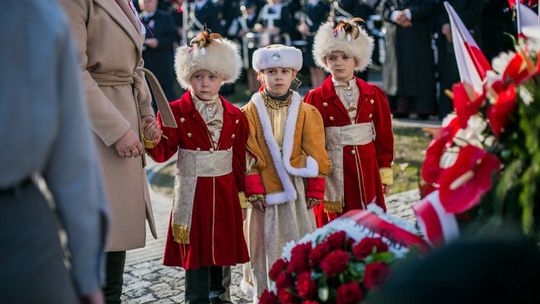 Gorlickie obchody 100. rocznicy odzyskania przez Polskę niepodległości. O godzinie 12.00 wybrzmiał hymn.