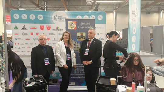 Zdjęcie przedstawia ludzi