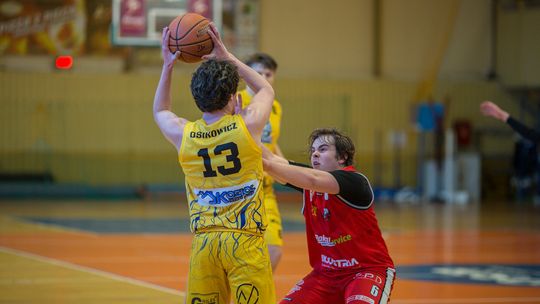 zdjęcie przedstawia dwóch koszykarzy