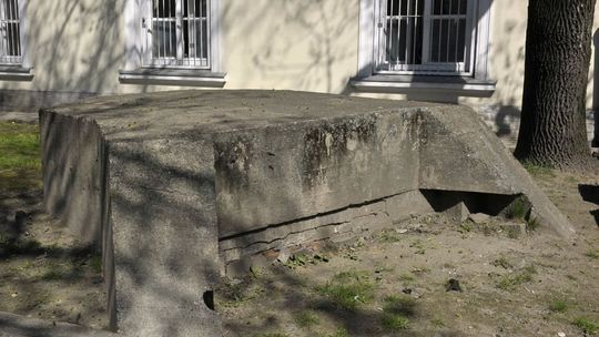 Gorliczanie pytają o schrony. Miasto bez możliwości działania zdjęcie przedstawia betonowy schron przed budynkiem