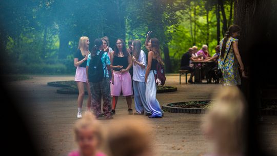 zdjęcie przedstawia grupę dziewcząt tańczących w parku