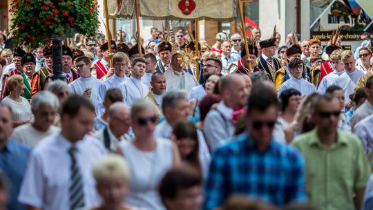 Gorliczanie wypełnili całą ulicę 3 maja. Przez centrum miasta przeszła procesja Bożego Ciała.