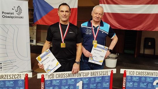 zdjęcie przedstawia dwóch mężczyzn z dyplomami i medalami