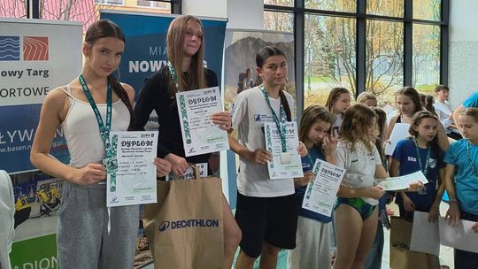 Gorliczanie z medalami zawodów pływackich w Nowym Targu dziewczyny na podium z dyplmami