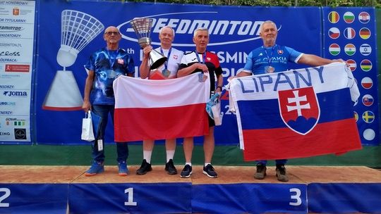 zdjęcie przedstawia mężczyzn na podium