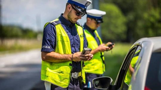 policjanci z Gorlic w czasie kontroli drogowej