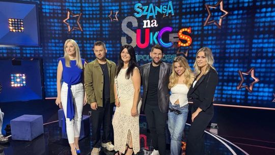 Zdjęcie przedstawia ludzi na scenie w "Szansie na Sukces"