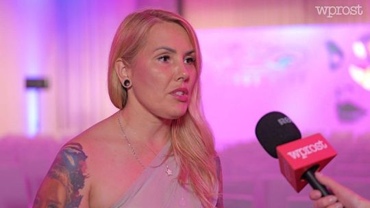 zdjęcie przedstawia kobietę z mikrofonem