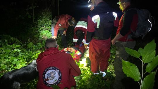 zdjęcie przedstawia ratowników grupy poszukiwawczo ratowniczej