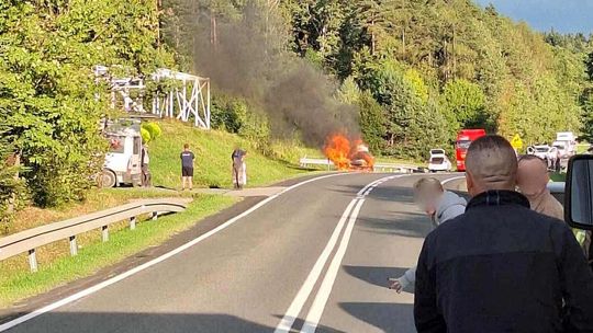 zdjęcie przedstawia palący się samochód