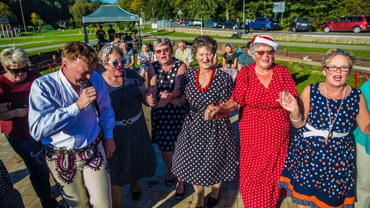 Groszki, muzyka i lata 50. Seniorzy opanowali park w Siarach [FOTO]