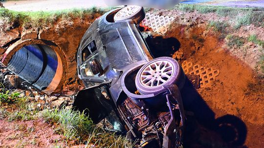 zdjęcie przedstawia samochód osobowy po zdarzeniu drogowym