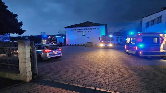 Groźny incydent w Wilczyskach. Mężczyzna wypadł z ciężarówki na jezdnię [FOTO]