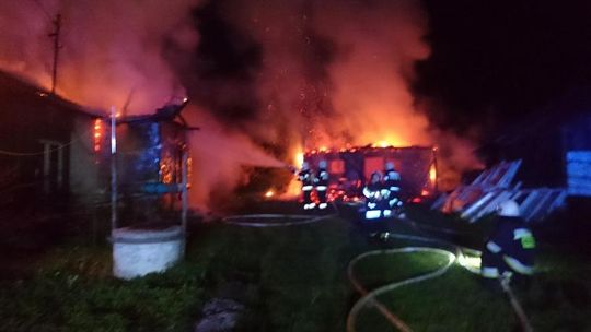 Groźny pożar w Libuszy. Palił się drewniany dom i budynek gospodarczy. AKTUALIZACJA