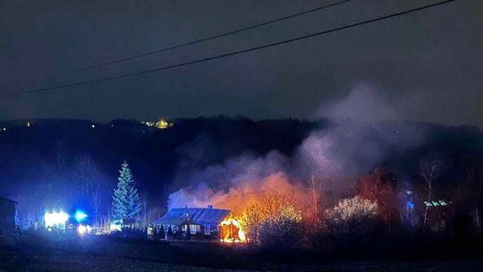 palący się budynek widok z daleka w nocy