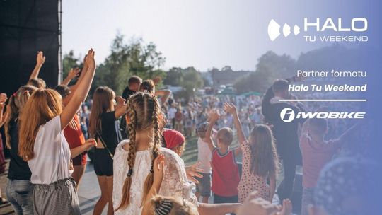 Dzieci na scenie podczas festynu