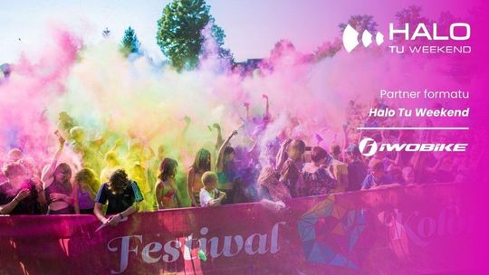 Zdjęcie przedstawia młodzież na festiwalu kolorów