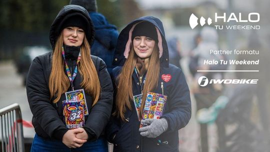 zdjęcie przedstawia kobiety z puszkami WOŚP