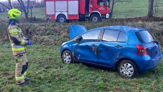 widok z autobusu na samochód leżący na boku w Hańczowej