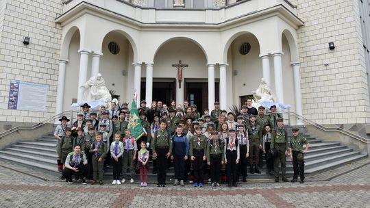 zdjęcie przedstawia grupę harcerzy na schodach kościoła
