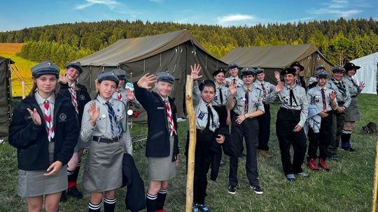 zdjęcie przedstawia grupę harcerzy na obozie w Krzywej