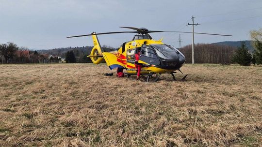Ustalenia po sekcji zwłok 13-latka. Prokurator „Nawet dla biegłego to zastanawiające” zdjęcie przedstawia śmigłowiec lotniczego pogotowia ratunkowego