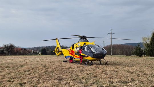 zdjęcie przedstawia śmigłowiec lotniczego pogotowia ratunkowego