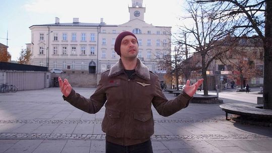 zdjęcie przedstawia mężczyznę stojącego na rynku