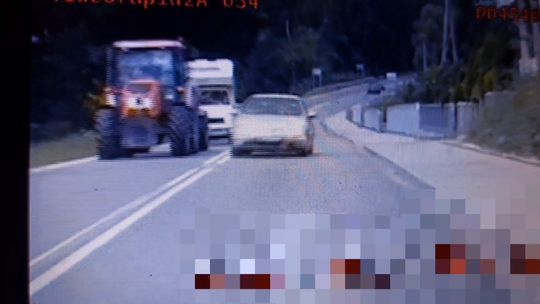 Zdjęcie przedstawia wyprzedzane pojazdy przez pojazd osobowy