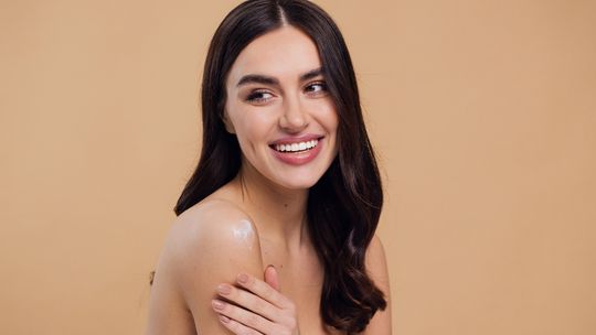 zdjęcie przedstawia uśmiechniętą kobietę