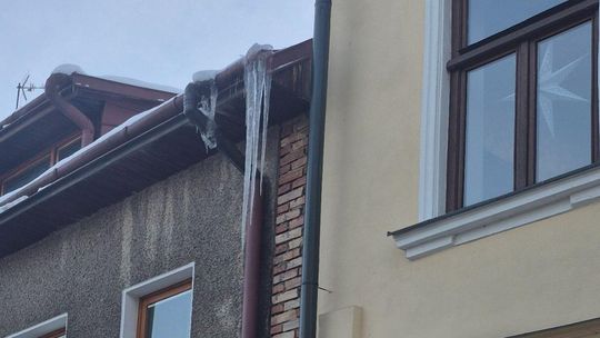 Zdjęcie przedstawia sople lodu