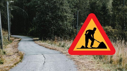 Zdjęcie przedstawia droge z znakiem ostrzegającym o robotach drogowych
