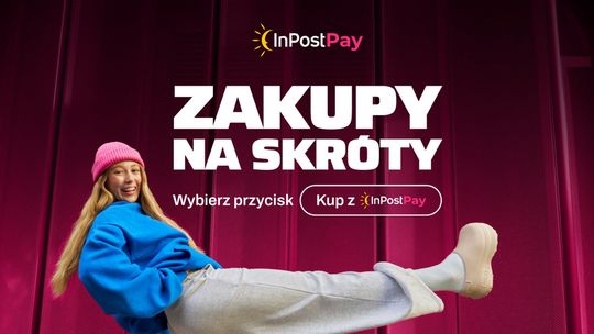 zdjęcie przedstawia uśmiechniętą dziewczynę na huśtawce