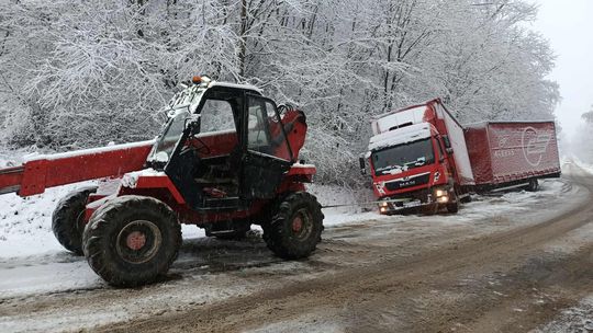 Intensywne opady śniegu w powiecie. Warunki do jazdy pogarszają się