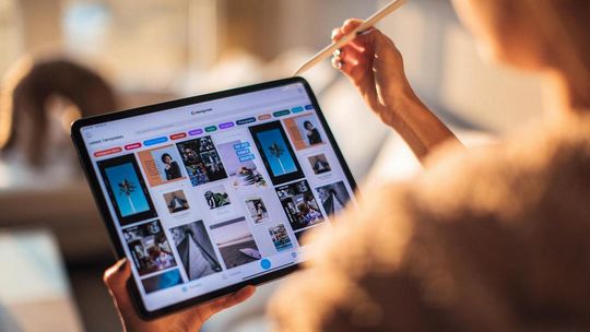 zdjęcie przedstawia tablet trzymany przez człowieka