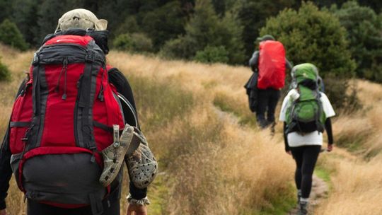 zdjęcie przedstawia osobę niosącą plecak na szlaku