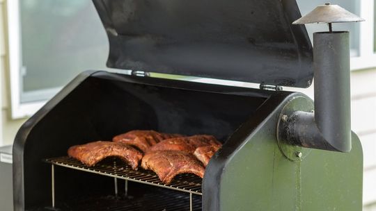 zdjęcie przedstawia grill na którym smaży się mięso