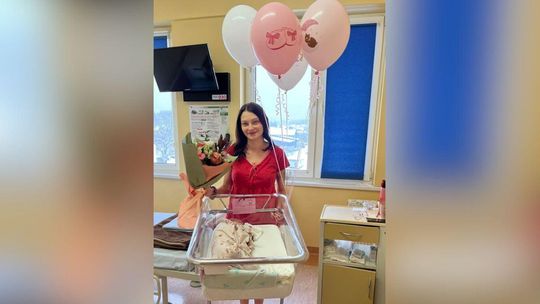 Zdjęcie przedstawia noworodka