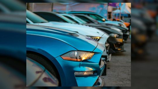 zdjęcie przedstawia samochody na parkingu ustawione bokiem