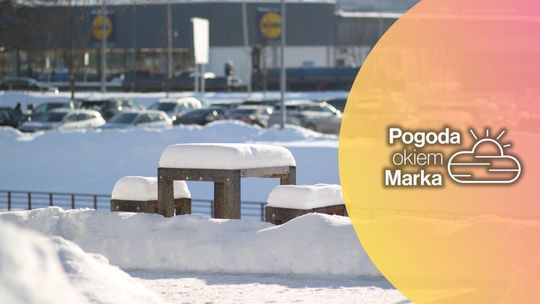 zdjęcie przedstawia stolik na zewnątrz w śniegu