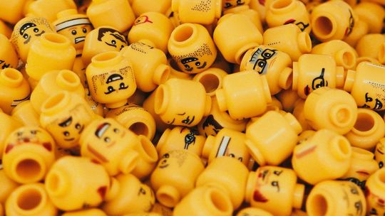 Głowy ludzików z klocków LEGO