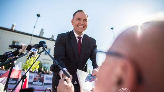 zdjęcie przedstawia uśmiechającego się mężczyznę