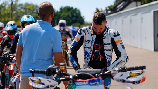 mężczyzna w kombinezonie motocyklowym