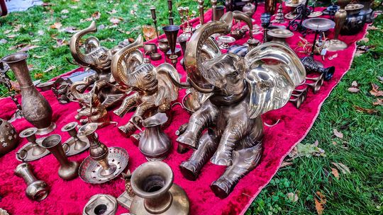 metalowe figurki w kształcie słoni na czerwonym kocu podczas jarmarku staroci w gorlicach
