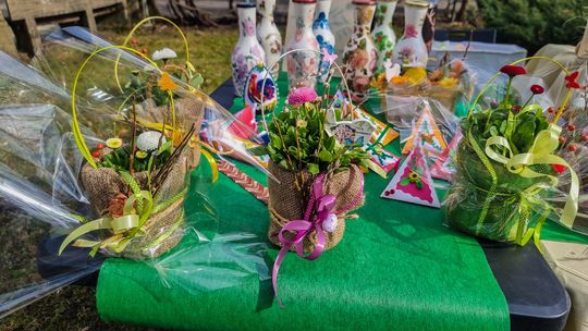 zdjęcie przedstawia stroiki z kwiatami