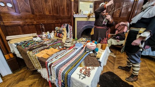 zdjęcie przedstawia ozdoby położone na stole