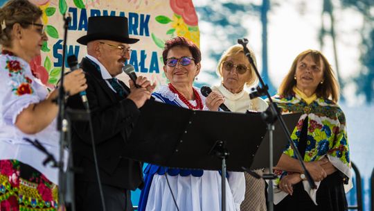 zdjęcie przedstawia osoby na scenie